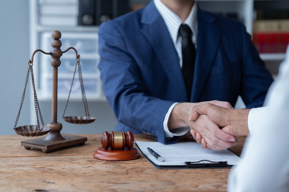 Construction accident lawyer meeting with injured worker to discuss lawsuit and compensation options